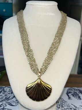 💛🐚Gold clamshell 19 inch necklace with super lightweight mesh chain